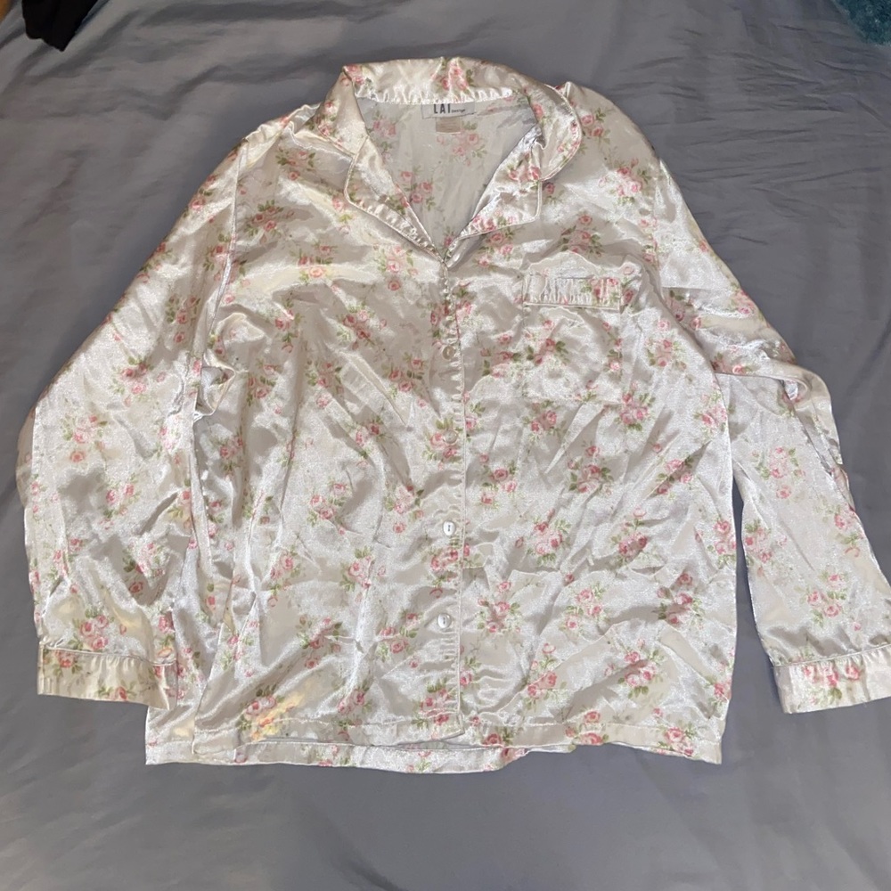 SILKY FLORAL PAJAMA SET (INCLUDES TOP & PANTS)